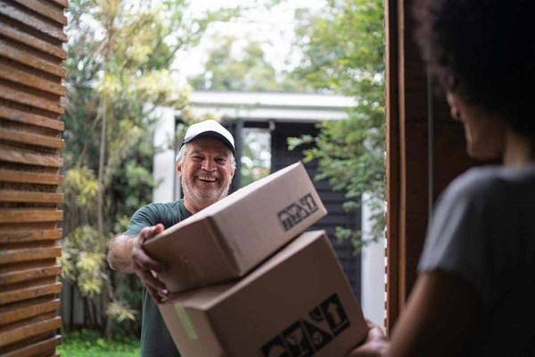 Kurier liefert Paket mit Warnhinweisen aus