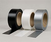 Unsere Gewebeband Auswahl in den Farben Schwarz, Weiß und Silber Drei leicht abgerollte Gewebebänder in schwarz, weiß und silber