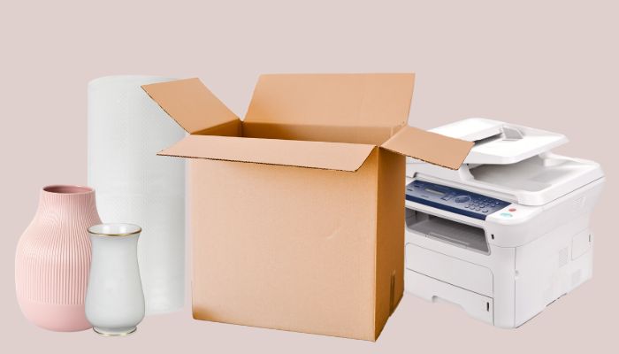 1-welliger Karton mit einem Drucker, Vasen und Luftpolsterfolie zum Verpacken