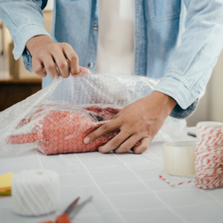 mit Luftpolsterfolie Einpacken