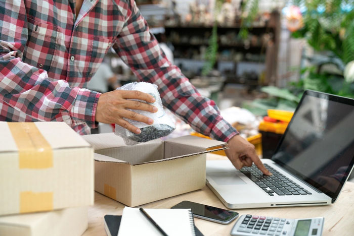 Mann verpackt mit Luftpolsterfolie