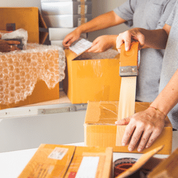 Mit Verpackungsmitteln wird ein Paket richtig verpackt