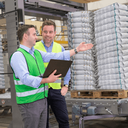 Kunde und Verpackungsberater in Lagerhalle