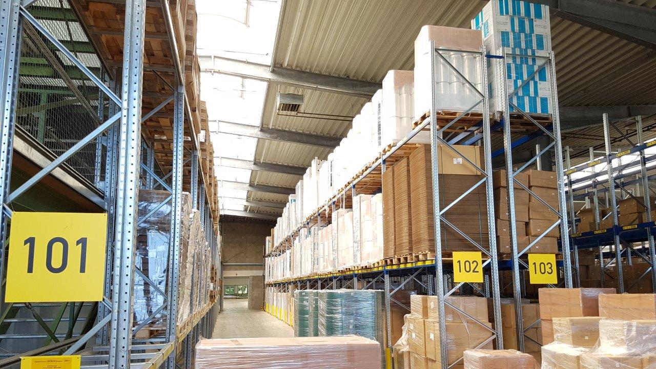 Hochregallager gefüllt mit Verpackungsmitteln der envirogroup GmbH in Norken Hochregallager gefüllt mit Verpackungsmitteln der envirogroup GmbH in Norken