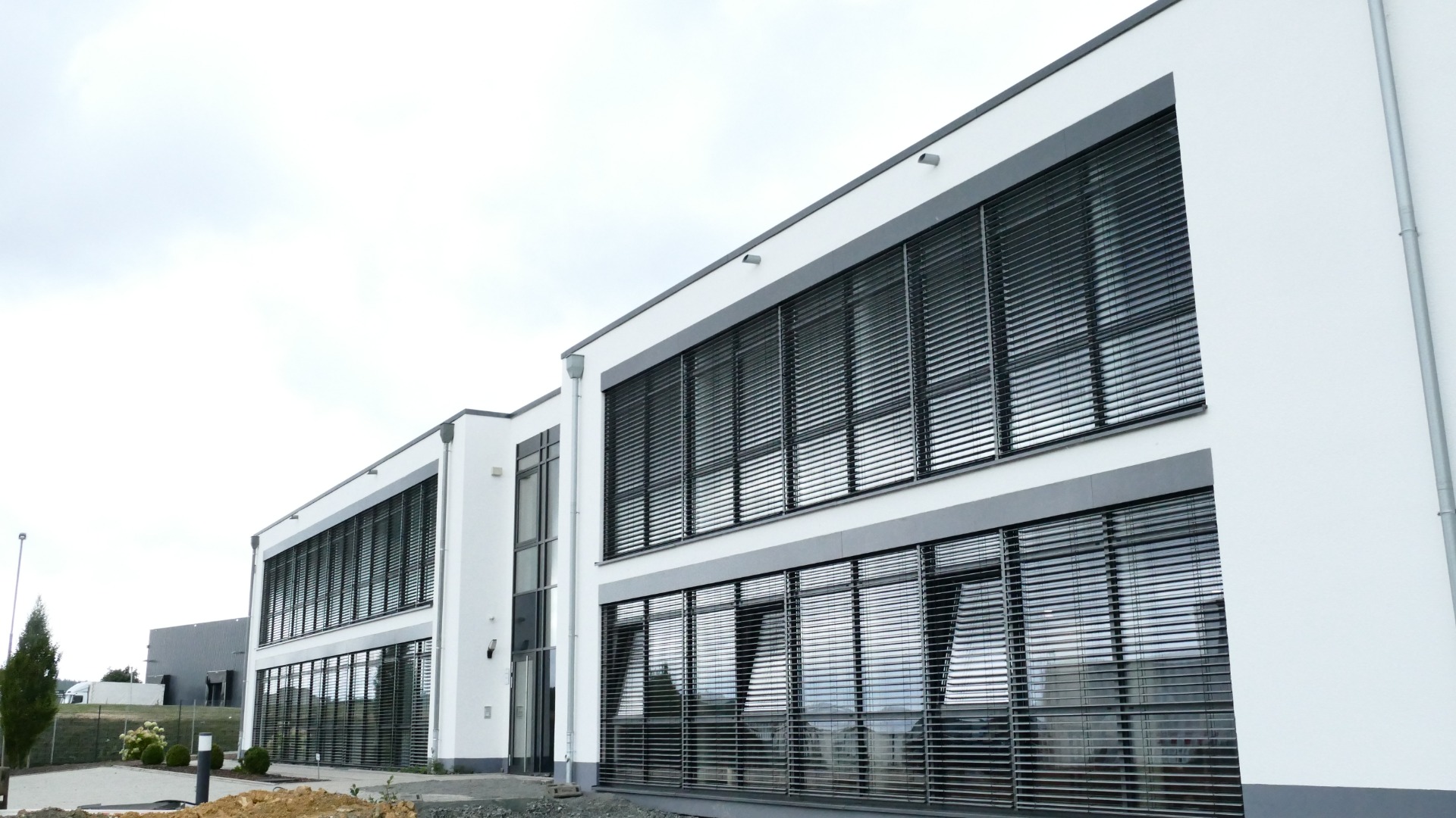 Gebäude Außenansicht von der Seite von der envirogroup GmbH