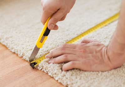 Teppich schneiden mit Sicherheits-Cuttermesser Teppich schneiden mit Sicherheits-Cuttermesser