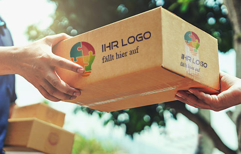 Paketbote überreicht einen bedruckten Karton mit Logo