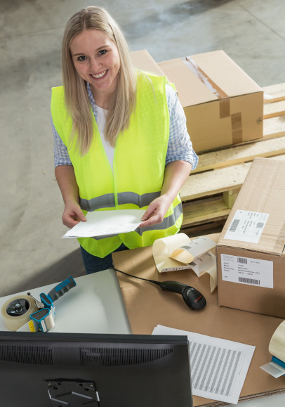 Kundin im Packraum